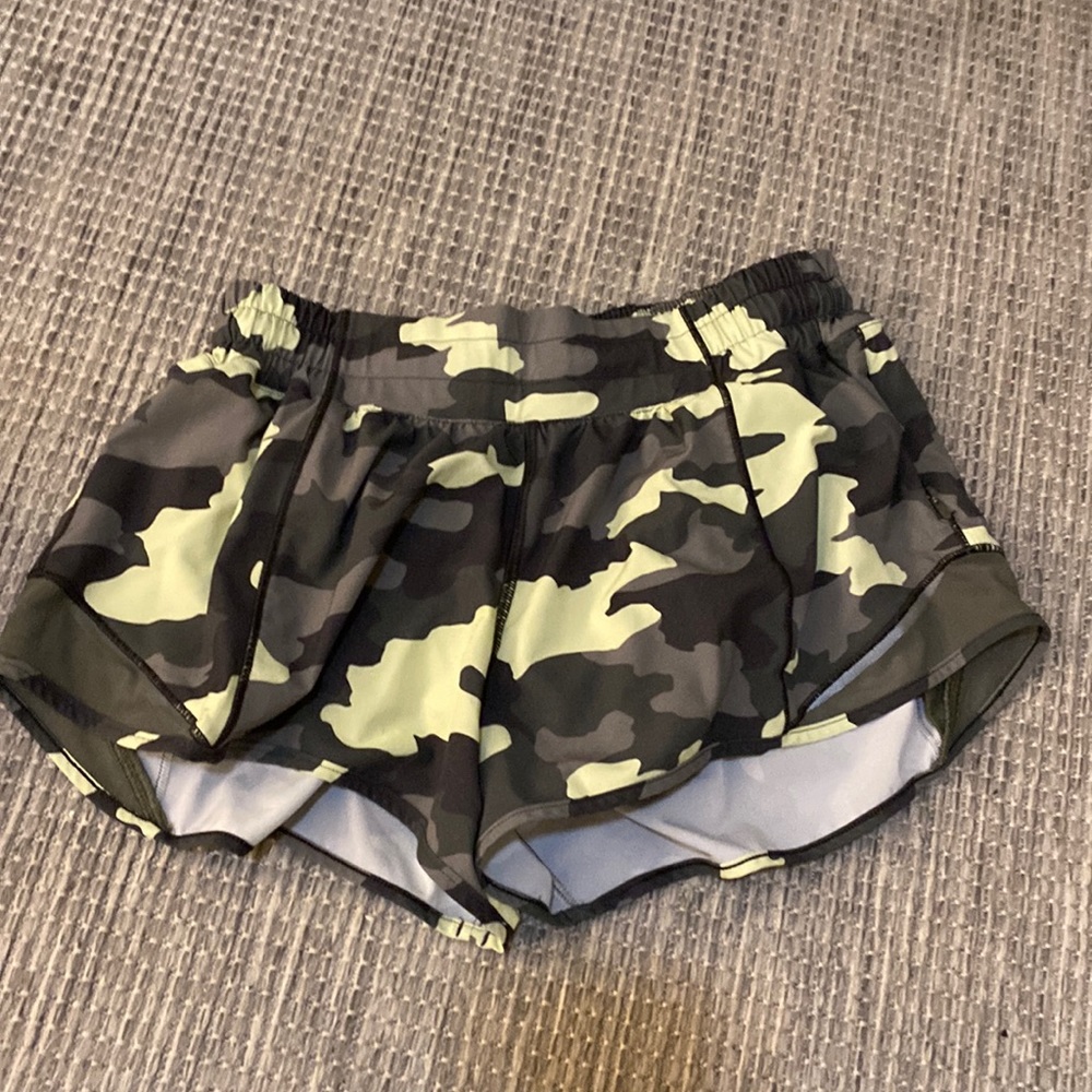LULULEMON HOTTY HOT SHORTS IN CAMOUFLAGE CAMO